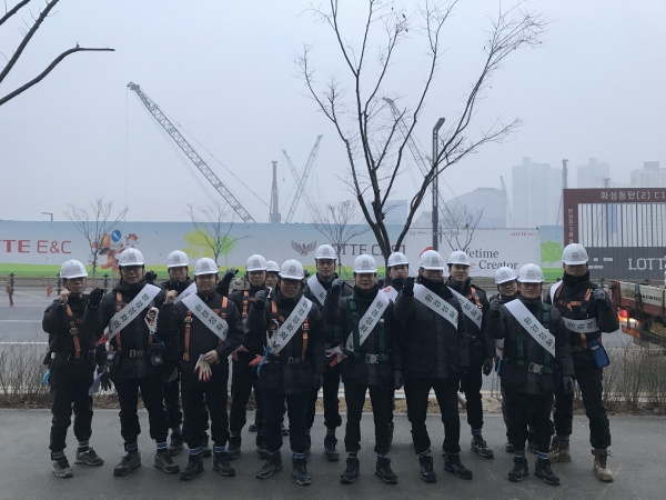 동탄역 롯데캐슬 현장의 샤롯데봉사단이 '환경정화의 날'을 시행하며 기념 촬영하고 있다.