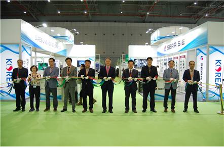 중국 상해에서 열린 WEE엑스포에서 한국승강기안전공단 김영기 이사장(오른쪽 다섯 번째)과 참여 중소기업 대표들이 한국관 개관식을 갖고 있다.