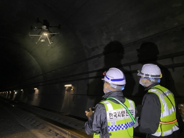 ▲전북 소재 한 터널에서 한국시설안전공단 관계자들이 드론을 활용해 안전점검을 진행하고 있다. [사진=시설안전공단]