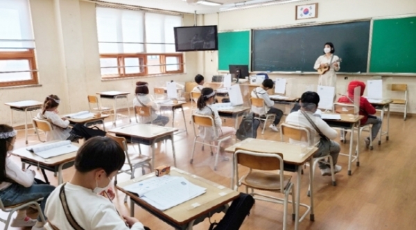 ▲지난 15일 인천 봉화초등학교의 초등 돌봄 음악교실에서 아이들이 우쿨렐레를 배우고 있다. [사진=포스코건설]