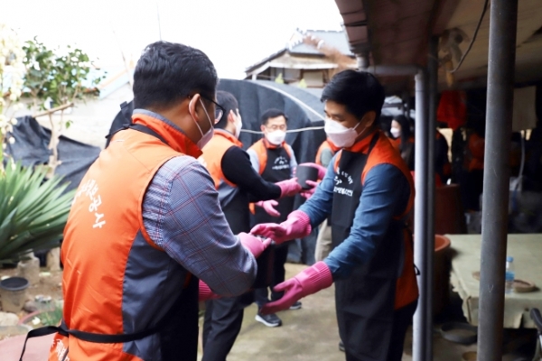 ▲전북혁신도시 공공기관 임직원들이 직접 연탄을 배달하는 모습 [사진=LX]