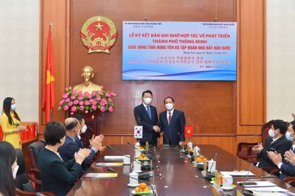 ▲김현준 LH 사장(왼쪽)이 지난 2일 쩐 꾸옥 반 베트남 흥옌성 성장과 스마트시티 개발협력에 관한 업무협약을 체결했다.