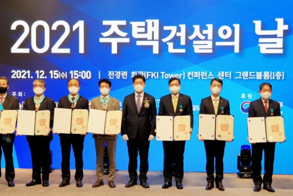 ▲'2021 주택건설의 날' 행사에서 수상자들이 노형욱 국토부 장관과 기념촬영을 하고 있다.