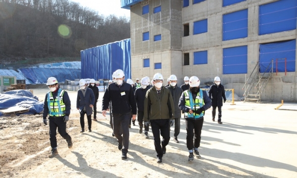 ▲13일 김현준 사장(가운데)이 시흥장현지구 A-9블록 건설현장을 방문하고 있다.