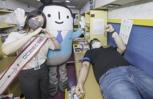 ▲대우건설 직원이 헌혈버스에서 헌혈캠페인에 참여하고 있는 모습