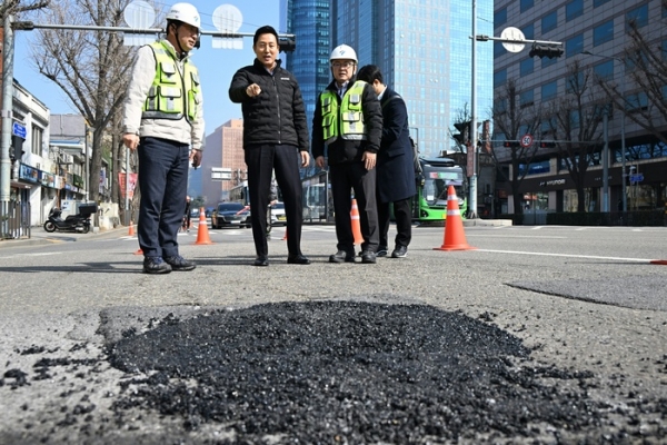▲오세훈 서울시장(가운데)이 김성보 재난안전관리실장(오른쪽) 보고를 받고 보수된 포트홀을 확인하고 있다.