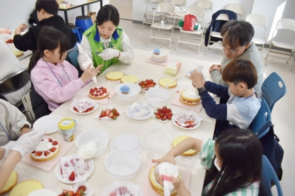 ▲LH 나눔봉사단과 인천지역 임대주택 어린이들이 설명절을 맞아 케이크를 만들고 있다.